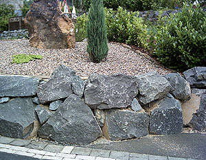 Basaltmauer und Steingarten