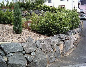 Mauer und Steingarten