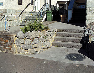 Basaltmauer und Treppe